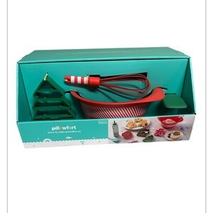 Pillowfort Green and Red Baking Set